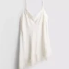 Das asymmetrische Slip-Kleid aus Satin-Spitze von The Edit