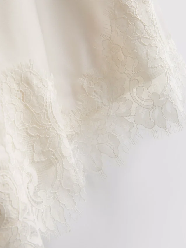 Das asymmetrische Slip-Kleid aus Satin-Spitze von The Edit