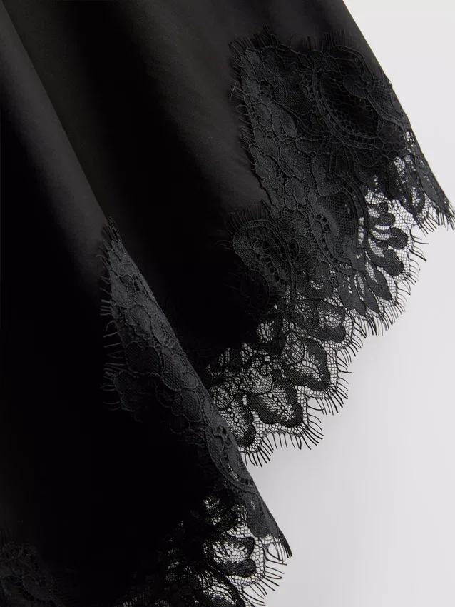 Das asymmetrische Slip-Kleid aus Satin-Spitze von The Edit