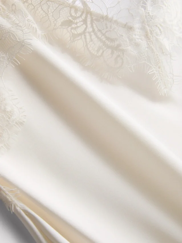 Das asymmetrische Slip-Kleid aus Satin-Spitze von The Edit