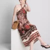 Das bedruckte Midi-Kleid mit Neckholder-Ausschnitt aus Leinenmischung von The Edit