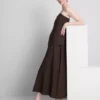 Das Midi-Kleid aus Leinenmischung mit Stufenschnitt von The Edit