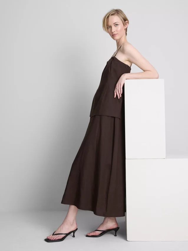 Das Midi-Kleid aus Leinenmischung mit Stufenschnitt von The Edit