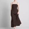 Das Midi-Kleid aus Leinenmischung mit Stufenschnitt von The Edit