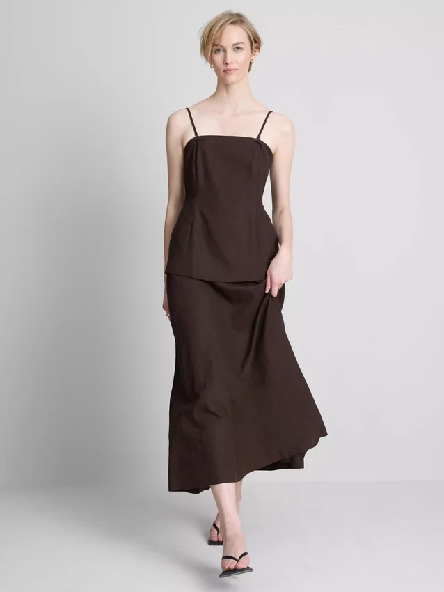 Das Midi-Kleid aus Leinenmischung mit Stufenschnitt von The Edit