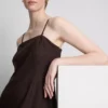 Das Midi-Kleid aus Leinenmischung mit Stufenschnitt von The Edit