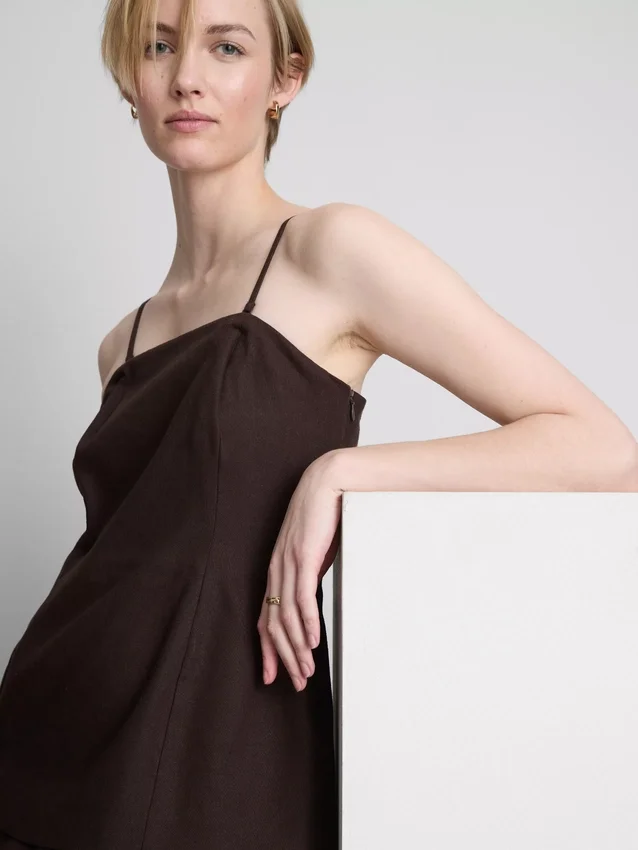 Das Midi-Kleid aus Leinenmischung mit Stufenschnitt von The Edit