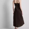 Das Midi-Kleid aus Leinenmischung mit Stufenschnitt von The Edit