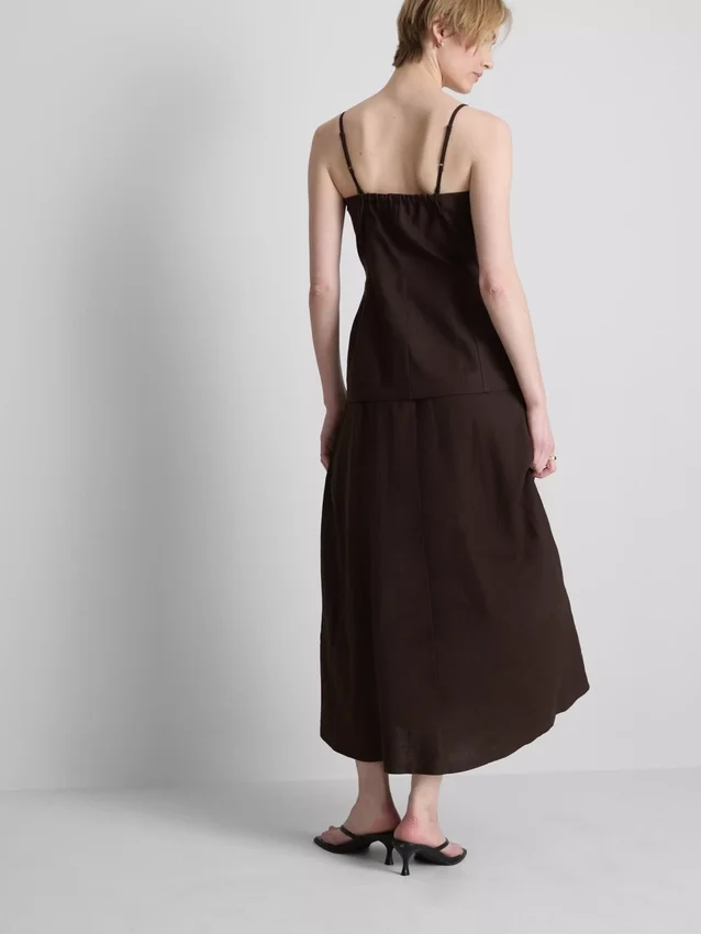Das Midi-Kleid aus Leinenmischung mit Stufenschnitt von The Edit