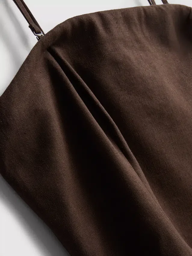 Das Midi-Kleid aus Leinenmischung mit Stufenschnitt von The Edit