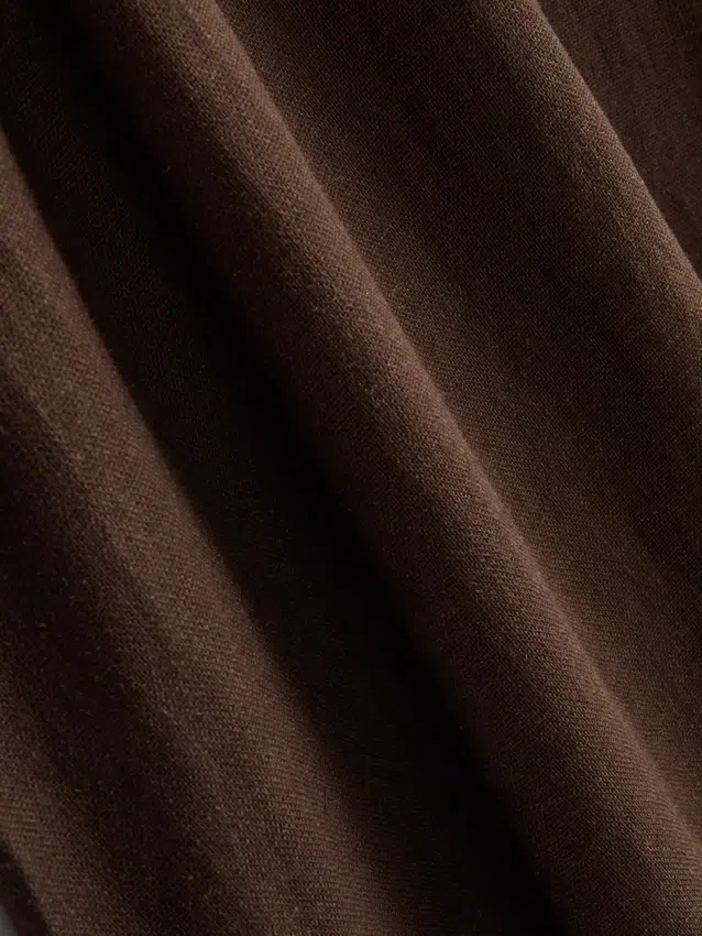 Das Midi-Kleid aus Leinenmischung mit Stufenschnitt von The Edit