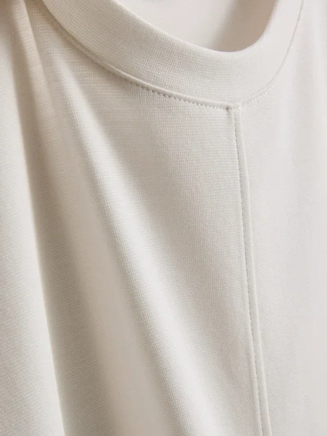 Das T-Shirt «The Edit» mit Nahtdetails