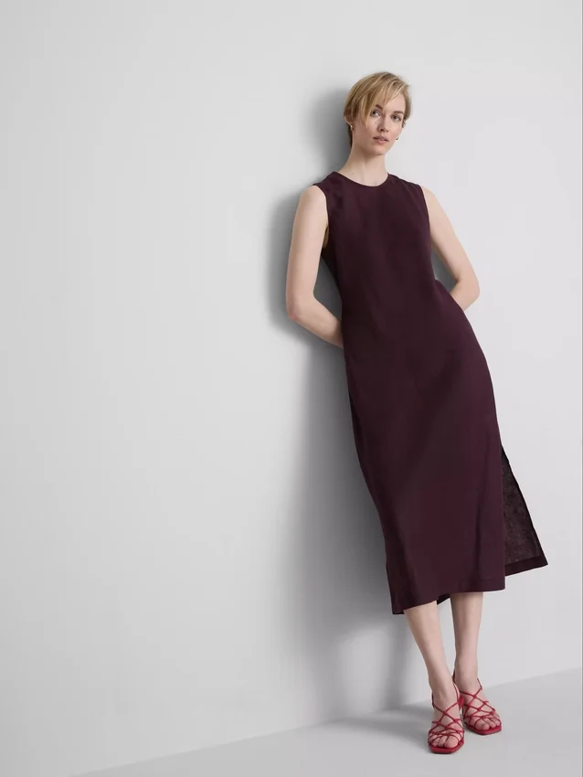 Das «The Edit»-Midi-Kleid aus Leinen ohne Ärmel