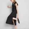 Das «The Edit»-Midi-Kleid aus Leinen ohne Ärmel