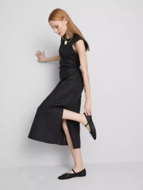 Das «The Edit»-Midi-Kleid aus Leinen ohne Ärmel