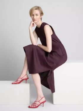 Das «The Edit»-Midi-Kleid aus Leinen ohne Ärmel