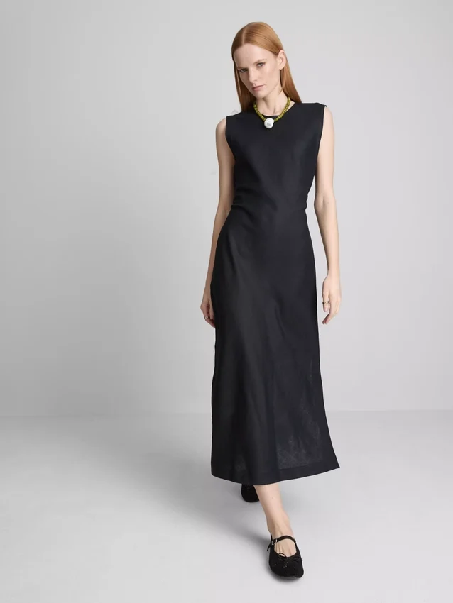 Das «The Edit»-Midi-Kleid aus Leinen ohne Ärmel