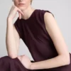 Das «The Edit»-Midi-Kleid aus Leinen ohne Ärmel