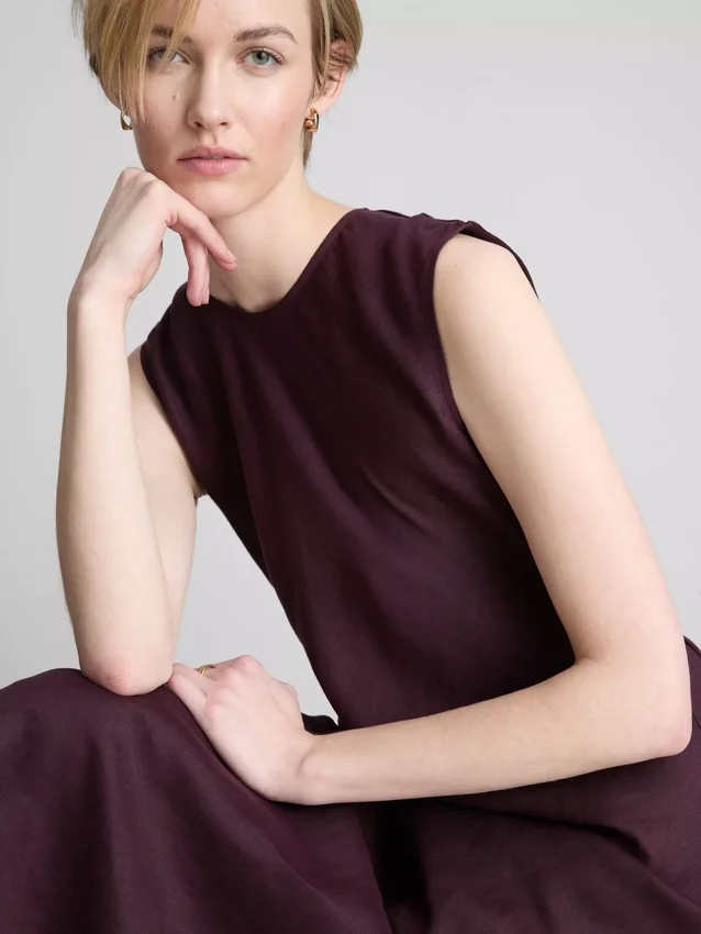 Das «The Edit»-Midi-Kleid aus Leinen ohne Ärmel