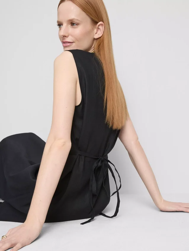 Das «The Edit»-Midi-Kleid aus Leinen ohne Ärmel
