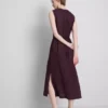 Das «The Edit»-Midi-Kleid aus Leinen ohne Ärmel