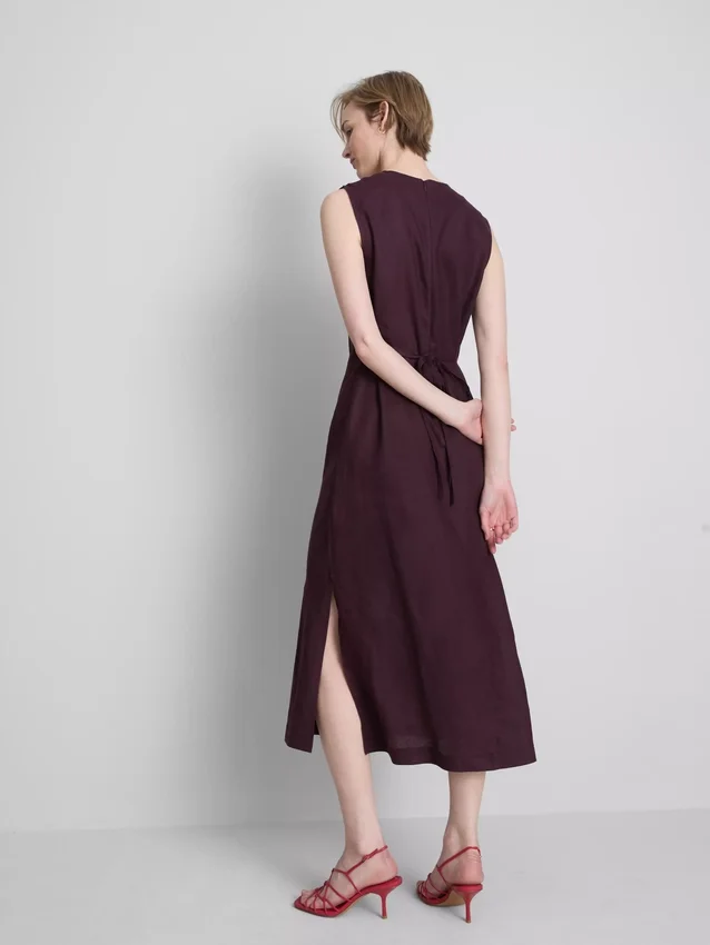 Das «The Edit»-Midi-Kleid aus Leinen ohne Ärmel