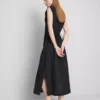 Das «The Edit»-Midi-Kleid aus Leinen ohne Ärmel
