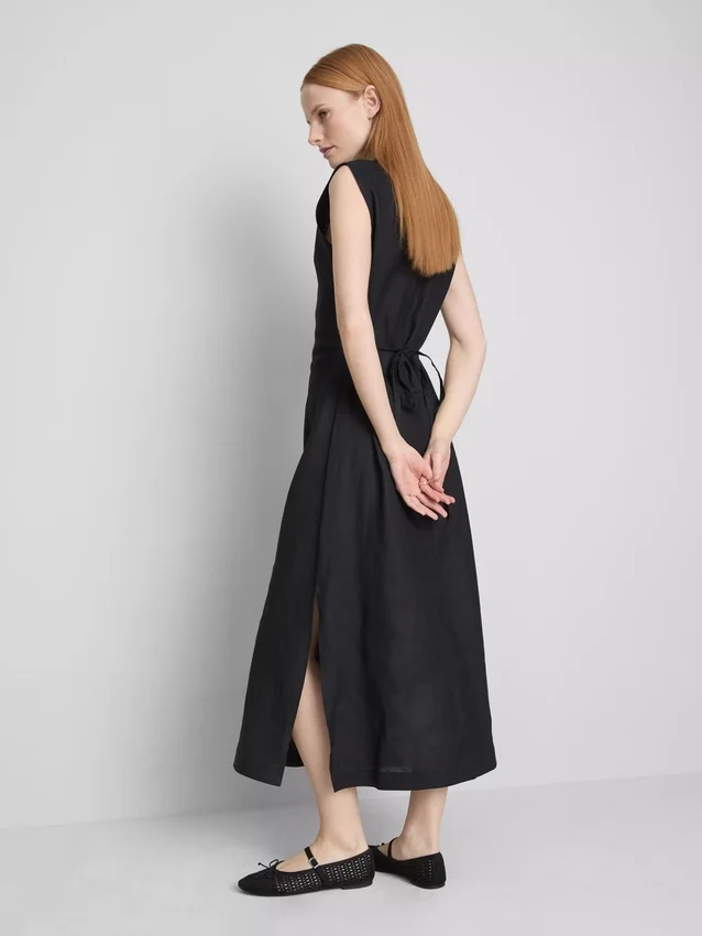 Das «The Edit»-Midi-Kleid aus Leinen ohne Ärmel