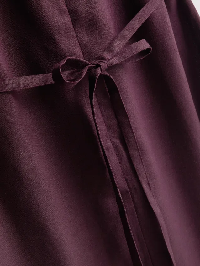 Das «The Edit»-Midi-Kleid aus Leinen ohne Ärmel