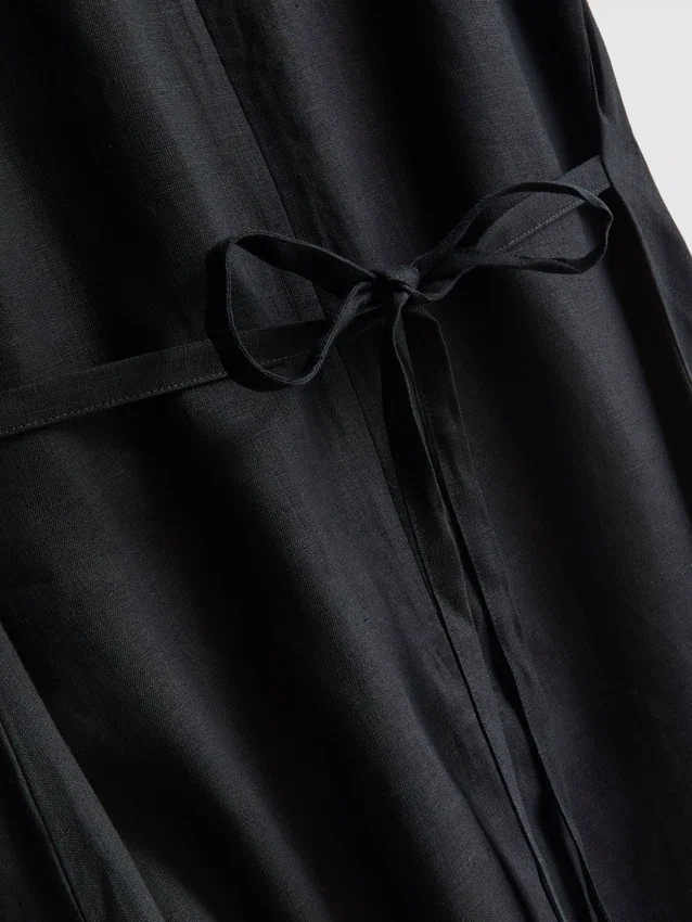 Das «The Edit»-Midi-Kleid aus Leinen ohne Ärmel