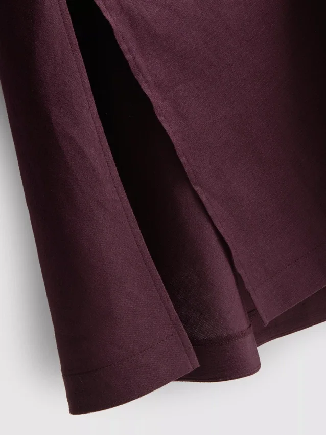 Das «The Edit»-Midi-Kleid aus Leinen ohne Ärmel