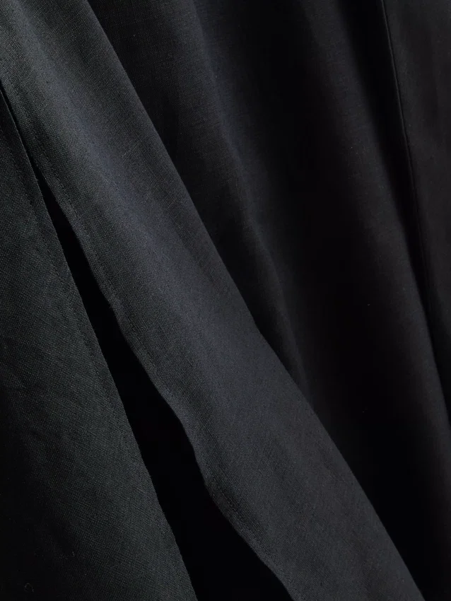 Das «The Edit»-Midi-Kleid aus Leinen ohne Ärmel