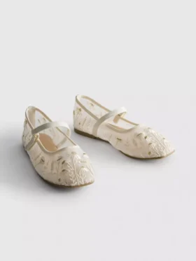 Die bestickten Flachen Schuhe von The Edit