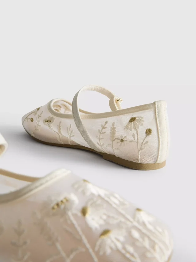 Die bestickten Flachen Schuhe von The Edit
