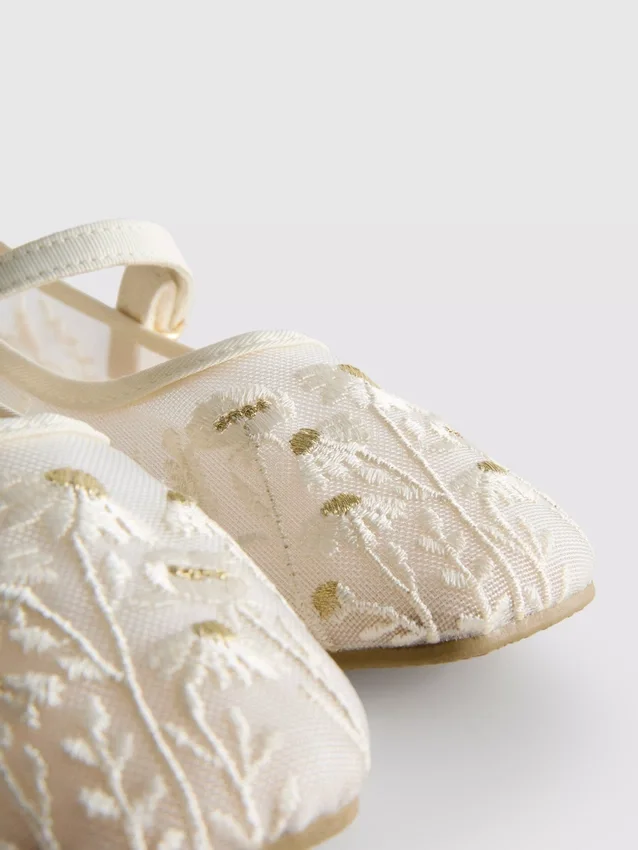 Die bestickten Flachen Schuhe von The Edit