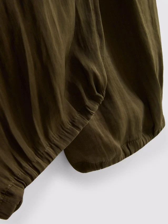Die Satin-Hose mit Umschlag von The Edit