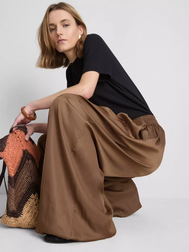 Die Satin-Hose mit weitem Bein von The Edit
