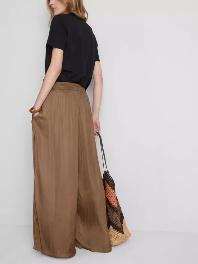 Die Satin-Hose mit weitem Bein von The Edit