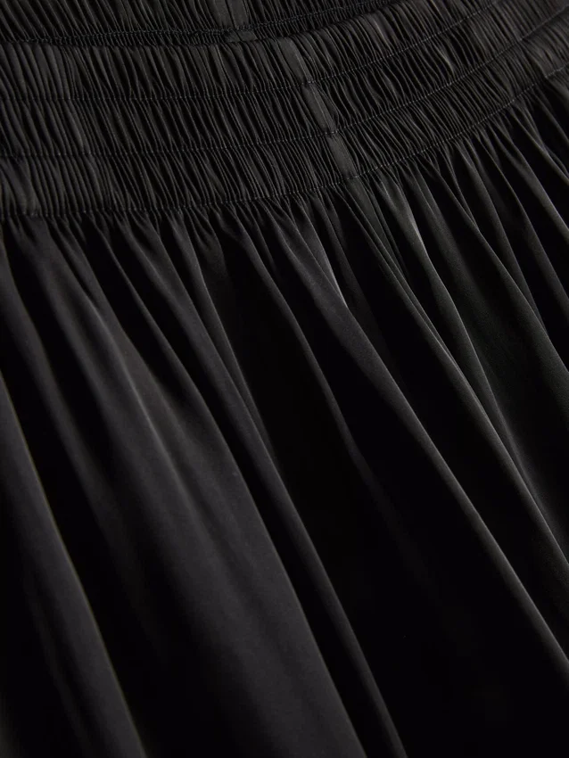 Die Satin-Hose mit weitem Bein von The Edit