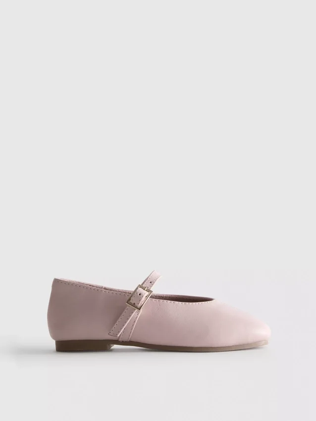 Die «The Edit»-Flache Schuhe aus Leder