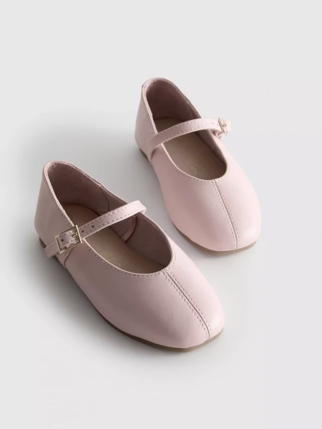 Die «The Edit»-Flache Schuhe aus Leder