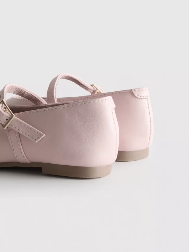 Die «The Edit»-Flache Schuhe aus Leder