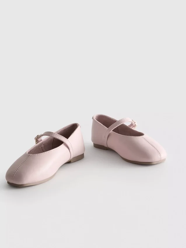 Die «The Edit»-Flache Schuhe aus Leder