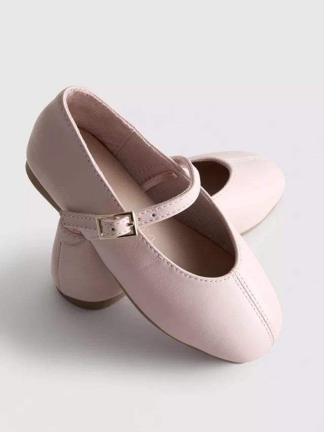 Die «The Edit»-Flache Schuhe aus Leder