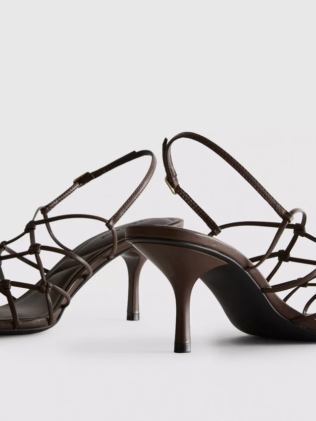 Die «The Edit»-Sandalen mit geflochtenem Stilettoabsatz