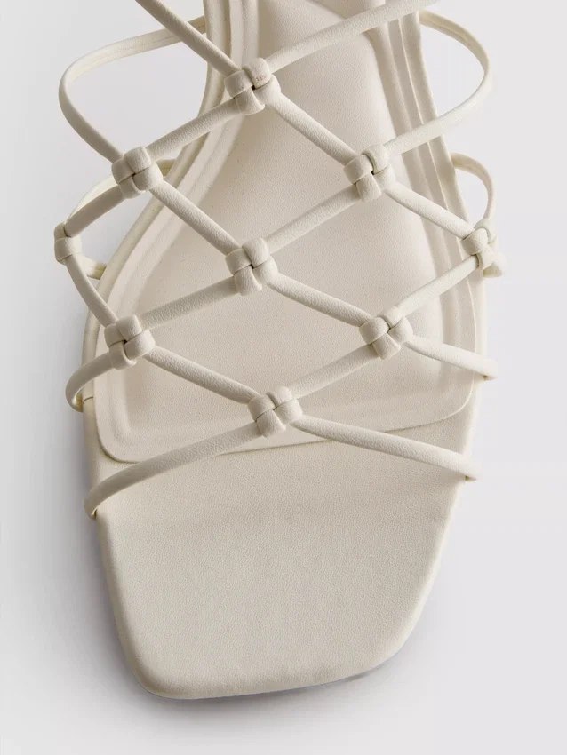 Die «The Edit»-Sandalen mit geflochtenem Stilettoabsatz