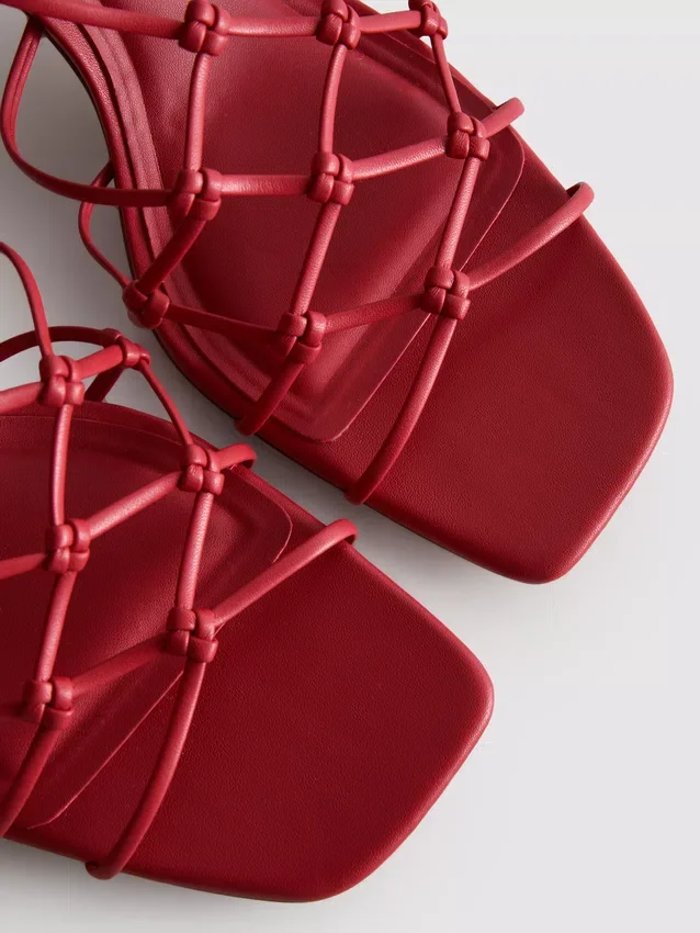 Die «The Edit»-Sandalen mit geflochtenem Stilettoabsatz
