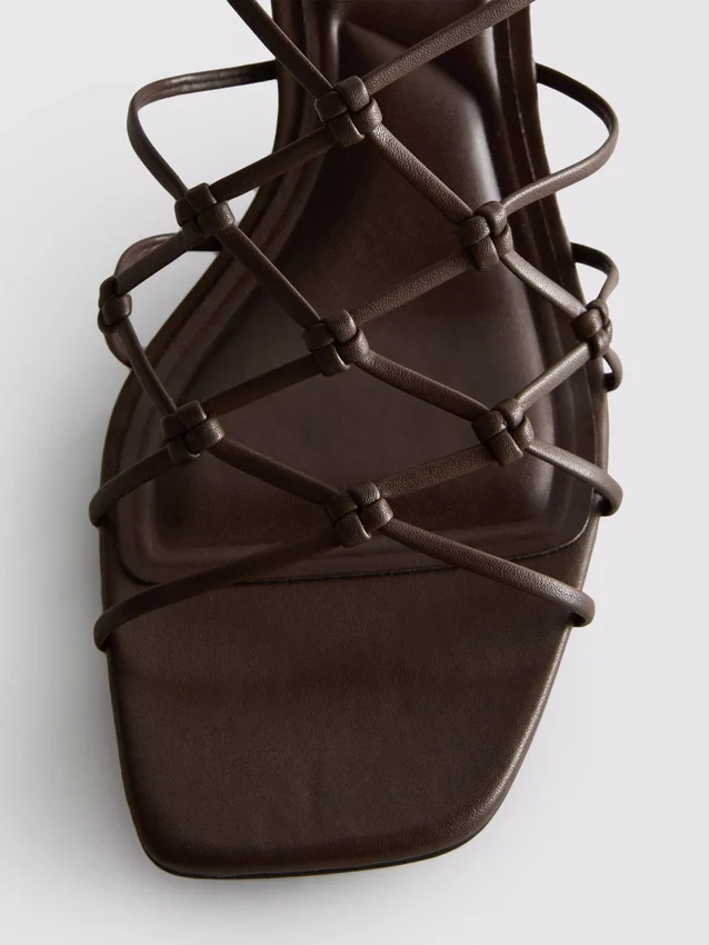 Die «The Edit»-Sandalen mit geflochtenem Stilettoabsatz