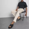 Die «The Edit» Slim-Fit-Hose mit Pfirsichstruktur
