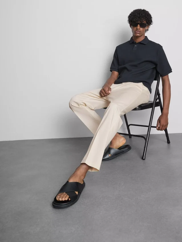 Die «The Edit» Slim-Fit-Hose mit Pfirsichstruktur